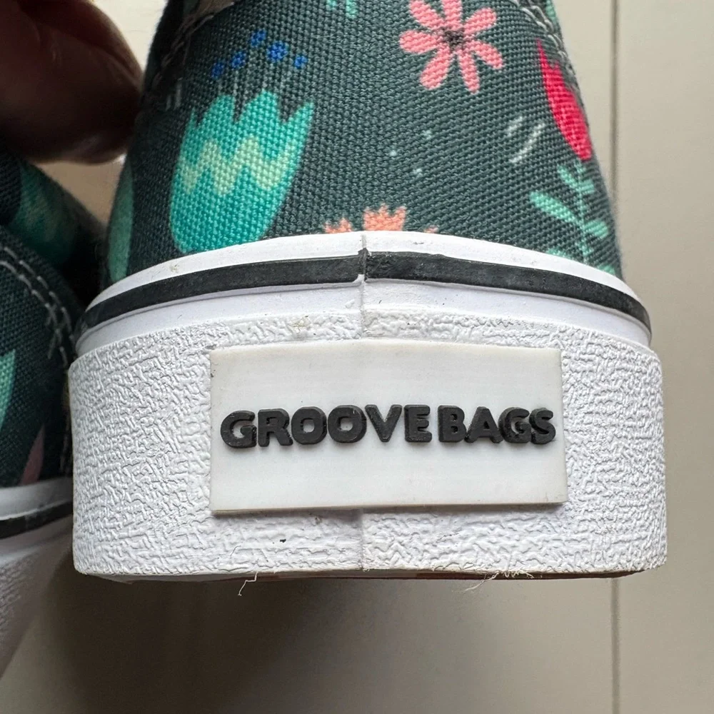 Groove Bags Floral Art Playful Llama Unisex Slip-On Sneakers
